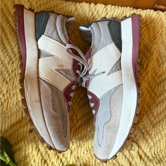 New Balance 327s! In great used condition- size 6 - Picture 3 of 5